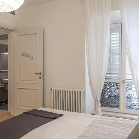 Apartment Palazzo Tergesteo Tirabora