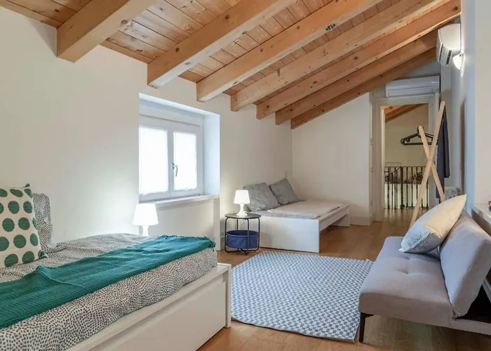 Palazzo Tergesteo Tirabora * Triest