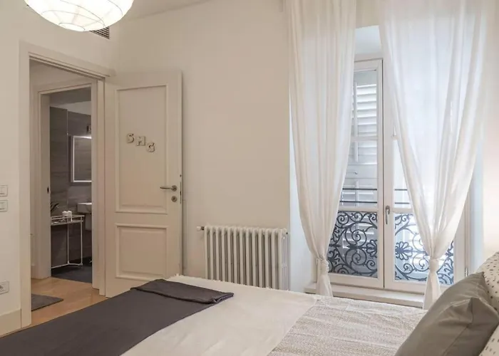 Apartment Palazzo Tergesteo Tirabora